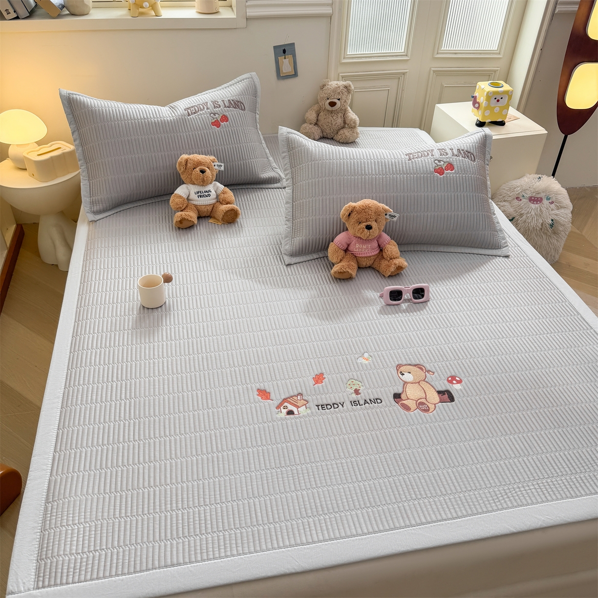 91家纺网 家纺一手货源 找家纺 耐思家纺 2026新款A类高端刺绣pe乙纶冰豆豆席爱兰系列正版授权（提供买家秀）床席款 蓝屿泰迪-灰