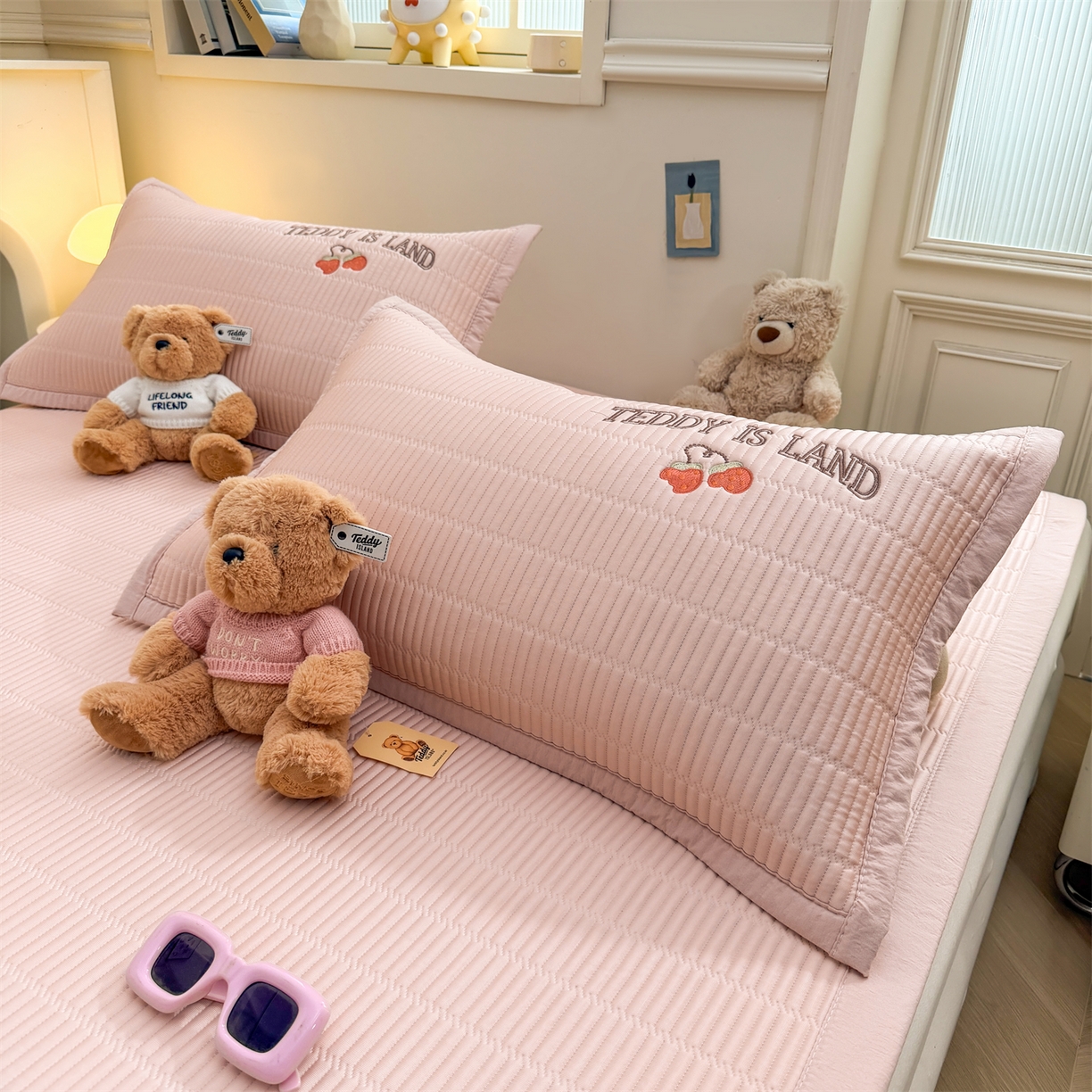 91家纺网 家纺一手货源 找家纺 耐思家纺 2026新款A类高端刺绣pe乙纶冰豆豆席爱兰系列正版授权（提供买家秀）床席款 粉莓熊眠-粉