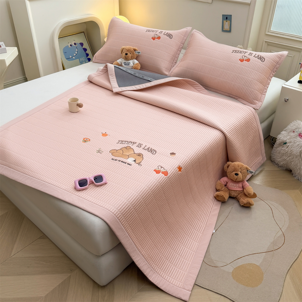 91家纺网 家纺一手货源 找家纺 耐思家纺 2026新款A类高端刺绣pe乙纶冰豆豆席爱兰系列正版授权（提供买家秀）床席款 粉莓熊眠-粉