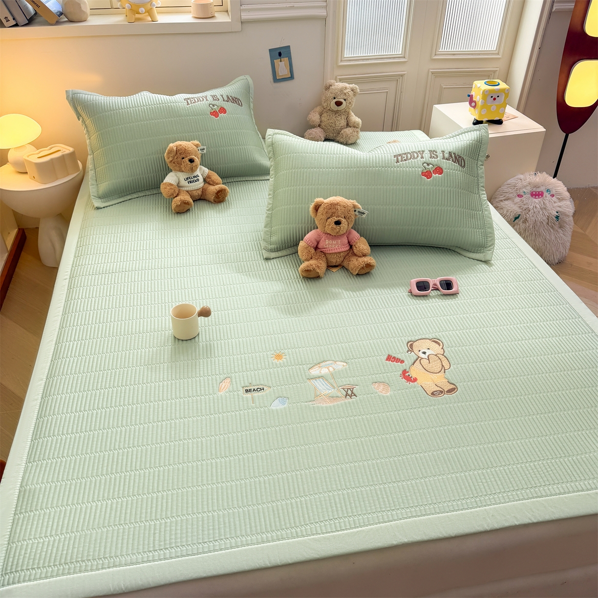 91家纺网 家纺一手货源 找家纺 耐思家纺 2026新款A类高端刺绣pe乙纶冰豆豆席爱兰系列正版授权（提供买家秀）床席款 青屿熊语-绿