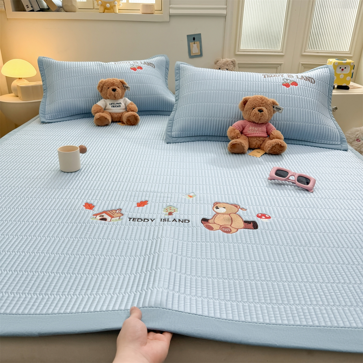 91家纺网 家纺一手货源 找家纺 耐思家纺 2026新款A类高端刺绣pe乙纶冰豆豆席爱兰系列正版授权（提供买家秀）床席款 蓝屿泰迪-蓝