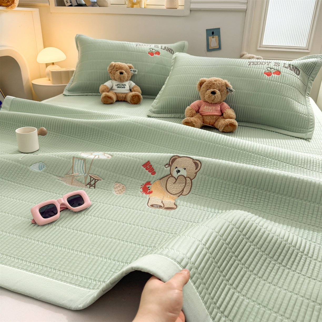 91家纺网 家纺一手货源 找家纺 耐思家纺 2026新款A类高端刺绣pe乙纶冰豆豆席爱兰系列正版授权（提供买家秀）床席款 青屿熊语-绿