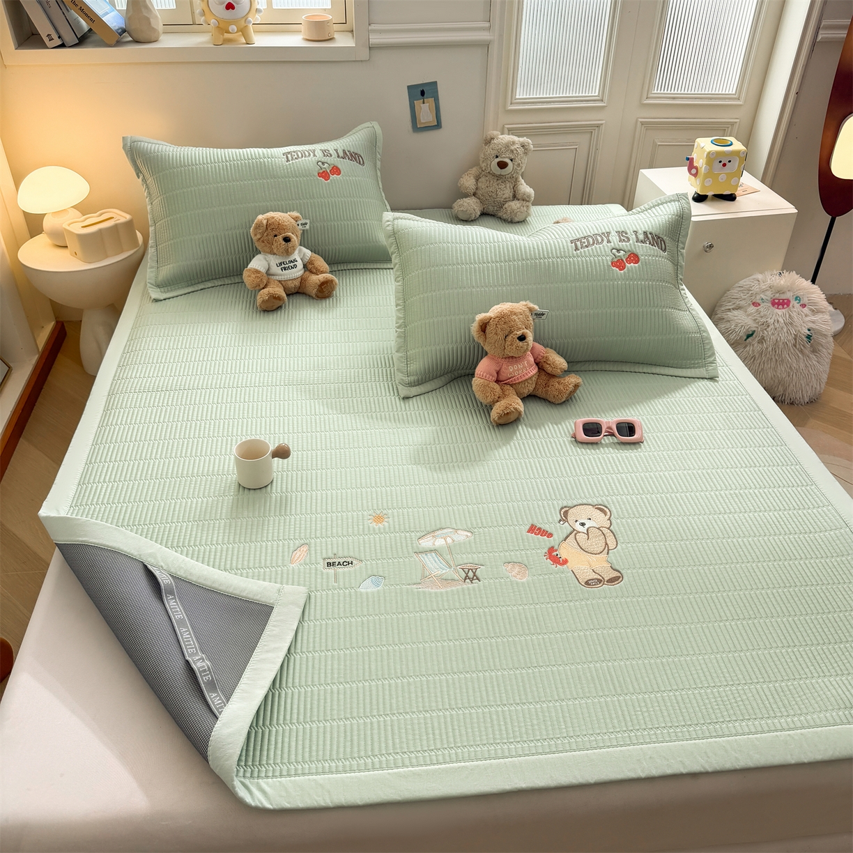 91家纺网 家纺一手货源 找家纺 耐思家纺 2026新款A类高端刺绣pe乙纶冰豆豆席爱兰系列正版授权（提供买家秀）床席款 青屿熊语-绿