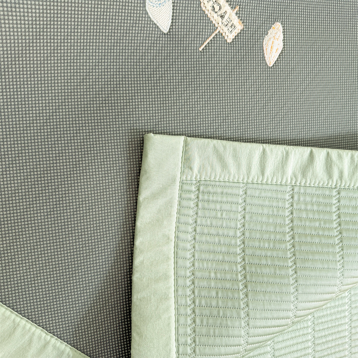 91家纺网 家纺一手货源 找家纺 耐思家纺 2026新款A类高端刺绣pe乙纶冰豆豆席爱兰系列正版授权（提供买家秀）床席款 青屿熊语-绿