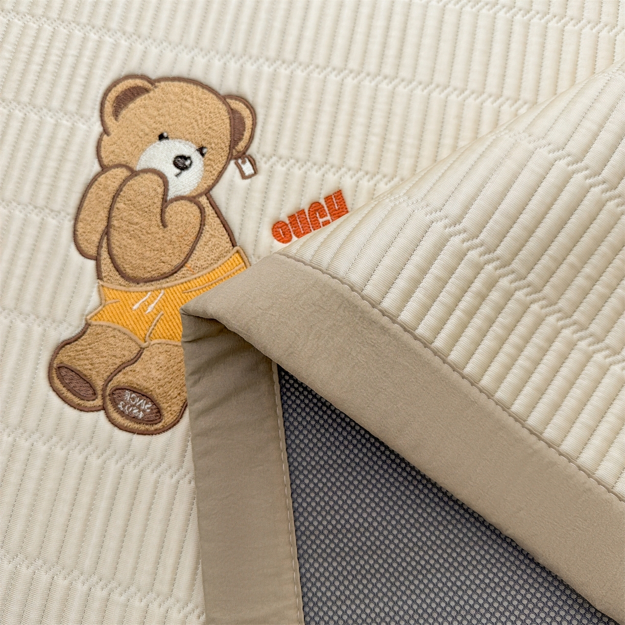 91家纺网 家纺一手货源 找家纺 耐思家纺 2026新款A类高端刺绣pe乙纶冰豆豆席爱兰系列正版授权（提供买家秀）床席款 青屿熊语-米白