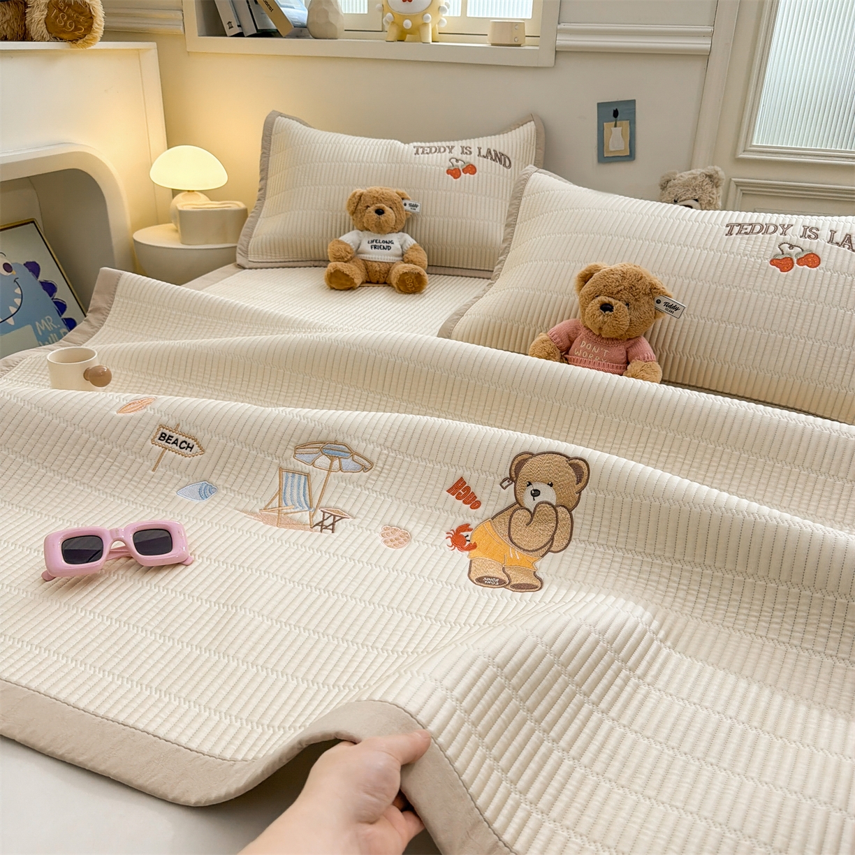 91家纺网 家纺一手货源 找家纺 耐思家纺 2026新款A类高端刺绣pe乙纶冰豆豆席爱兰系列正版授权（提供买家秀）床席款 青屿熊语-米白