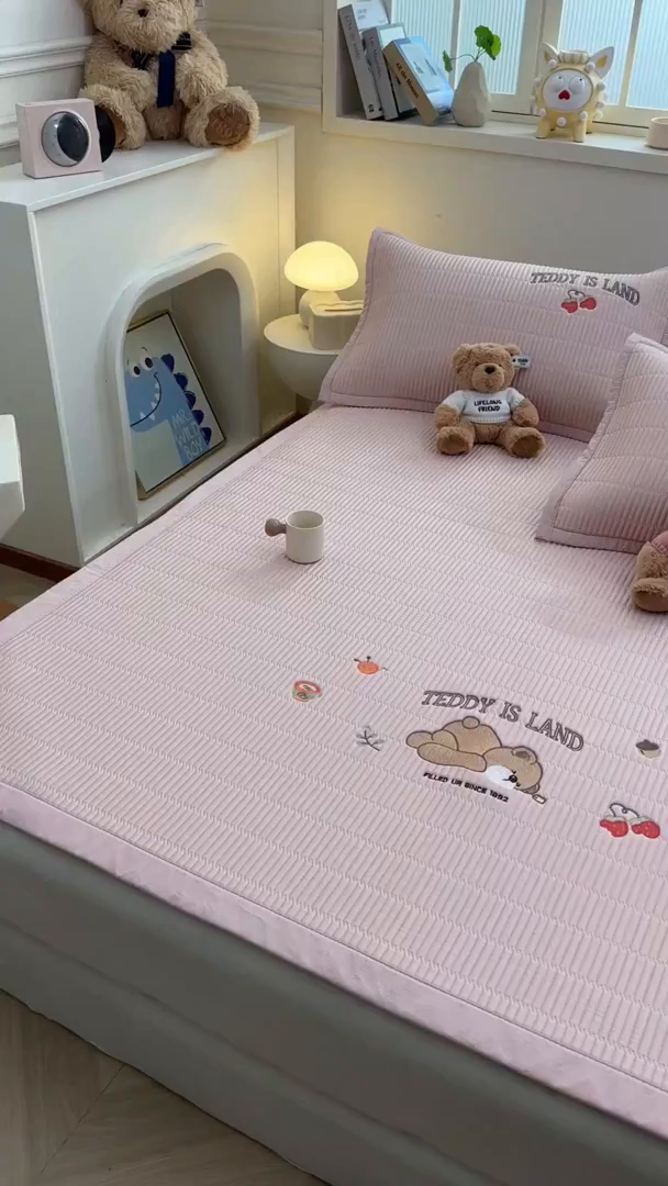 91家纺网 家纺一手货源 找家纺 耐思家纺 2026新款A类高端刺绣pe乙纶冰豆豆席爱兰系列正版授权（提供买家秀）床席款 粉莓熊眠-粉