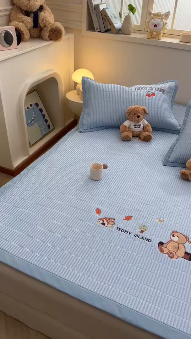 91家纺网 家纺一手货源 找家纺 耐思家纺 2026新款A类高端刺绣pe乙纶冰豆豆席爱兰系列正版授权（提供买家秀）床席款 蓝屿泰迪-蓝