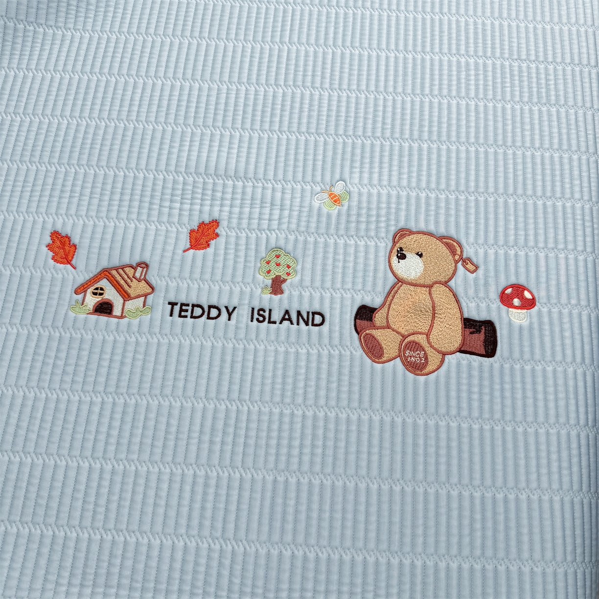 91家纺网 家纺一手货源 找家纺 耐思家纺 2026新款A类高端刺绣pe乙纶冰豆豆席爱兰系列正版授权（提供买家秀）床席款 蓝屿泰迪-蓝