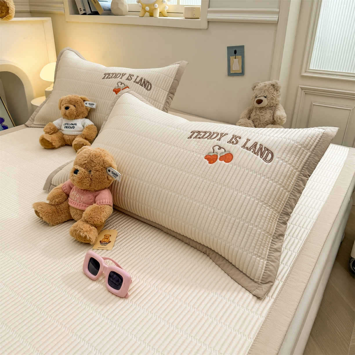 91家纺网 家纺一手货源 找家纺 耐思家纺 2026新款A类高端刺绣pe乙纶冰豆豆席爱兰系列正版授权（提供买家秀）床席款 青屿熊语-米白