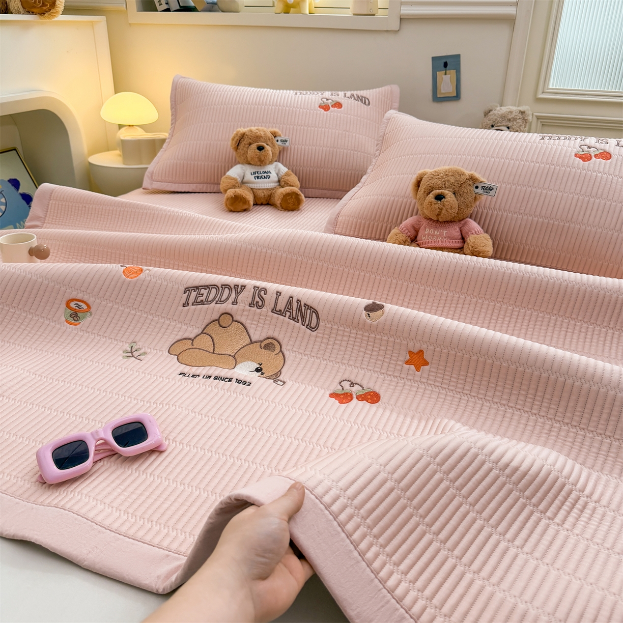 91家纺网 家纺一手货源 找家纺 耐思家纺 2026新款A类高端刺绣pe乙纶冰豆豆席爱兰系列正版授权（提供买家秀）床席款 粉莓熊眠-粉