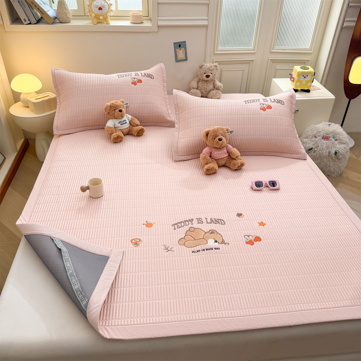 91家纺网 家纺一手货源 找家纺 耐思家纺 2026新款A类高端刺绣pe乙纶冰豆豆席爱兰系列正版授权（提供买家秀）床席款 粉莓熊眠-粉