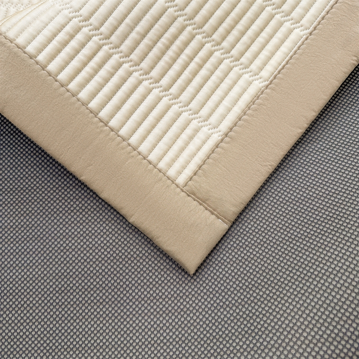 91家纺网 家纺一手货源 找家纺 耐思家纺 2026新款A类高端刺绣pe乙纶冰豆豆席爱兰系列正版授权（提供买家秀）床席款 青屿熊语-米白