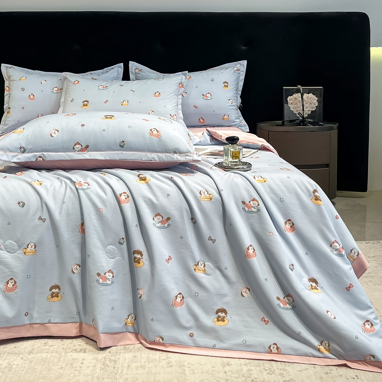 91家纺网 家纺一手货源 找家纺 金梦拉家纺 2026新款凉感天丝竹节纱大宽边一字绣夏被空调被夏凉被四件套 童梦国