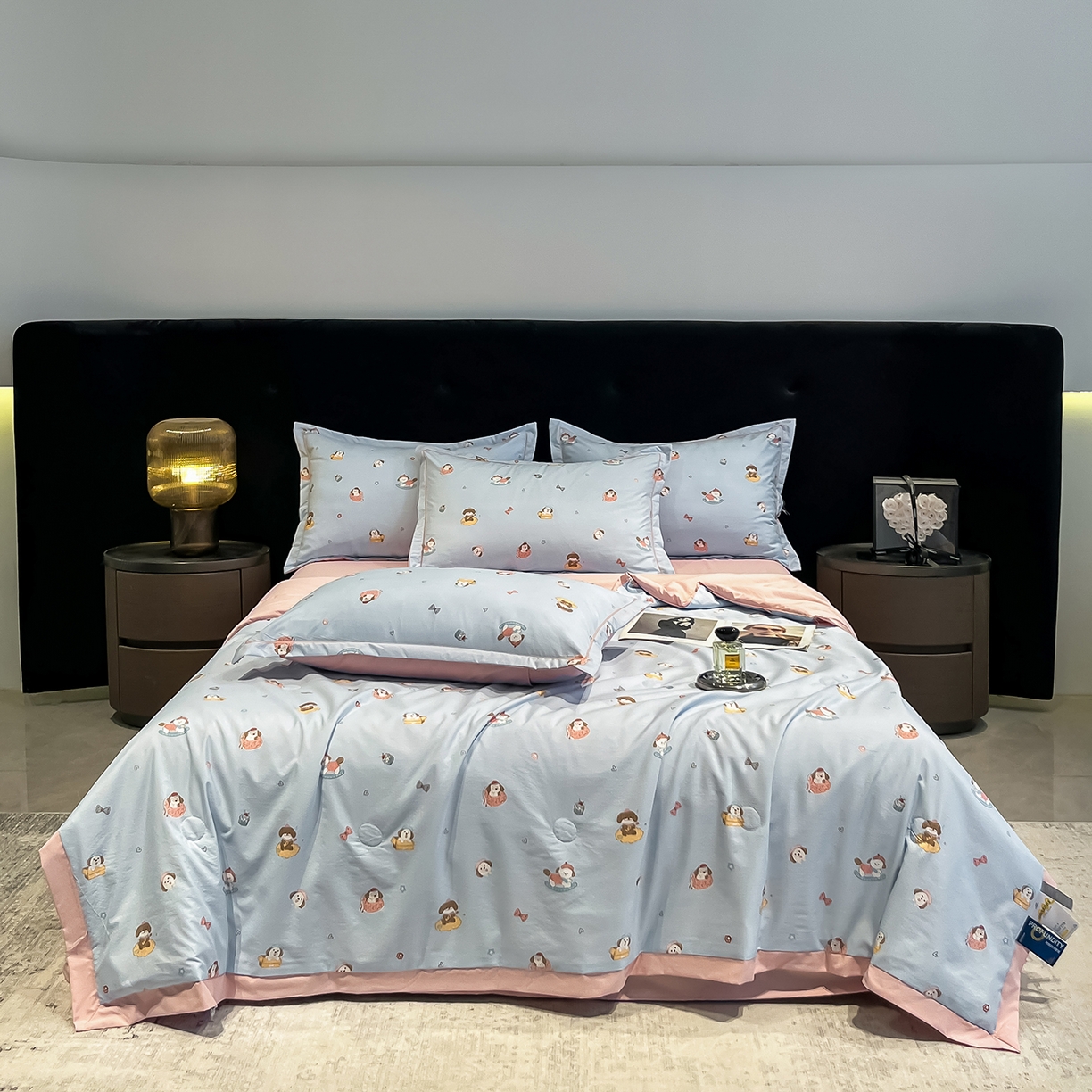 91家纺网 家纺一手货源 找家纺 金梦拉家纺 2026新款凉感天丝竹节纱大宽边一字绣夏被空调被夏凉被四件套 童梦国