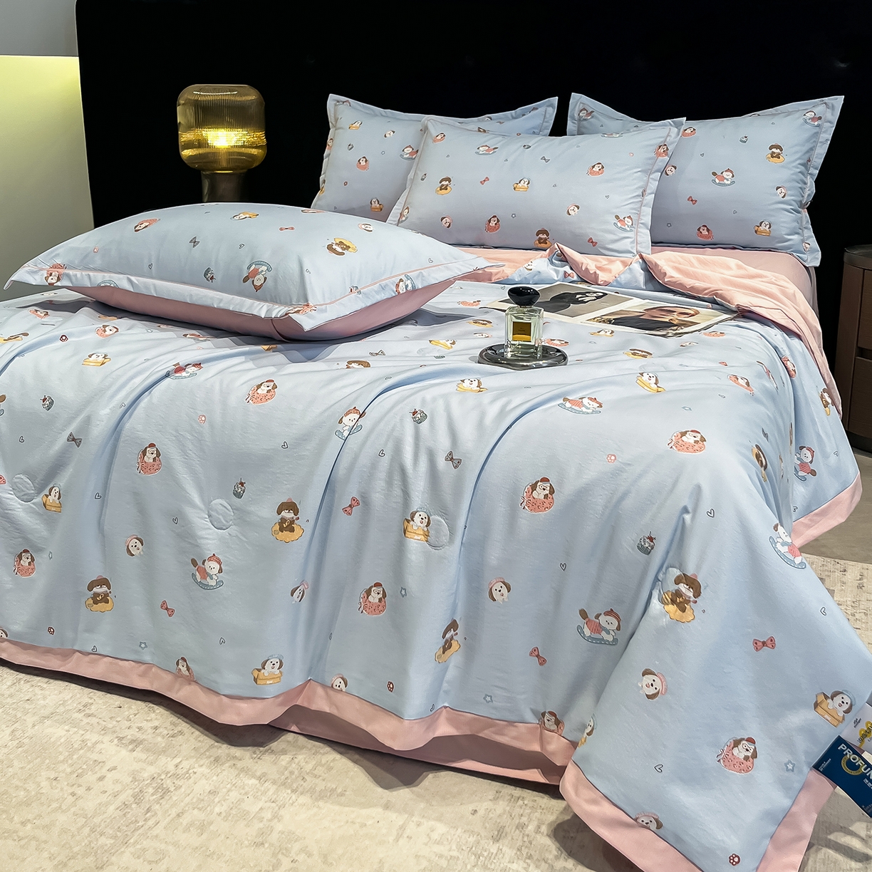 91家纺网 家纺一手货源 找家纺 金梦拉家纺 2026新款凉感天丝竹节纱大宽边一字绣夏被空调被夏凉被四件套 童梦国