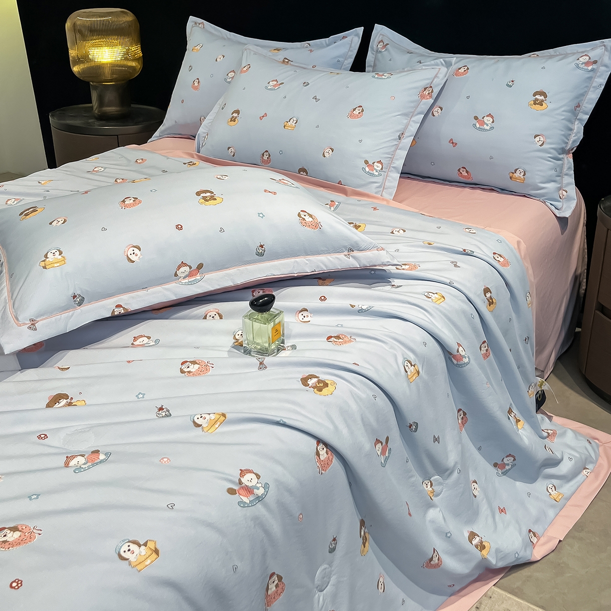 91家纺网 家纺一手货源 找家纺 金梦拉家纺 2026新款凉感天丝竹节纱大宽边一字绣夏被空调被夏凉被四件套 童梦国