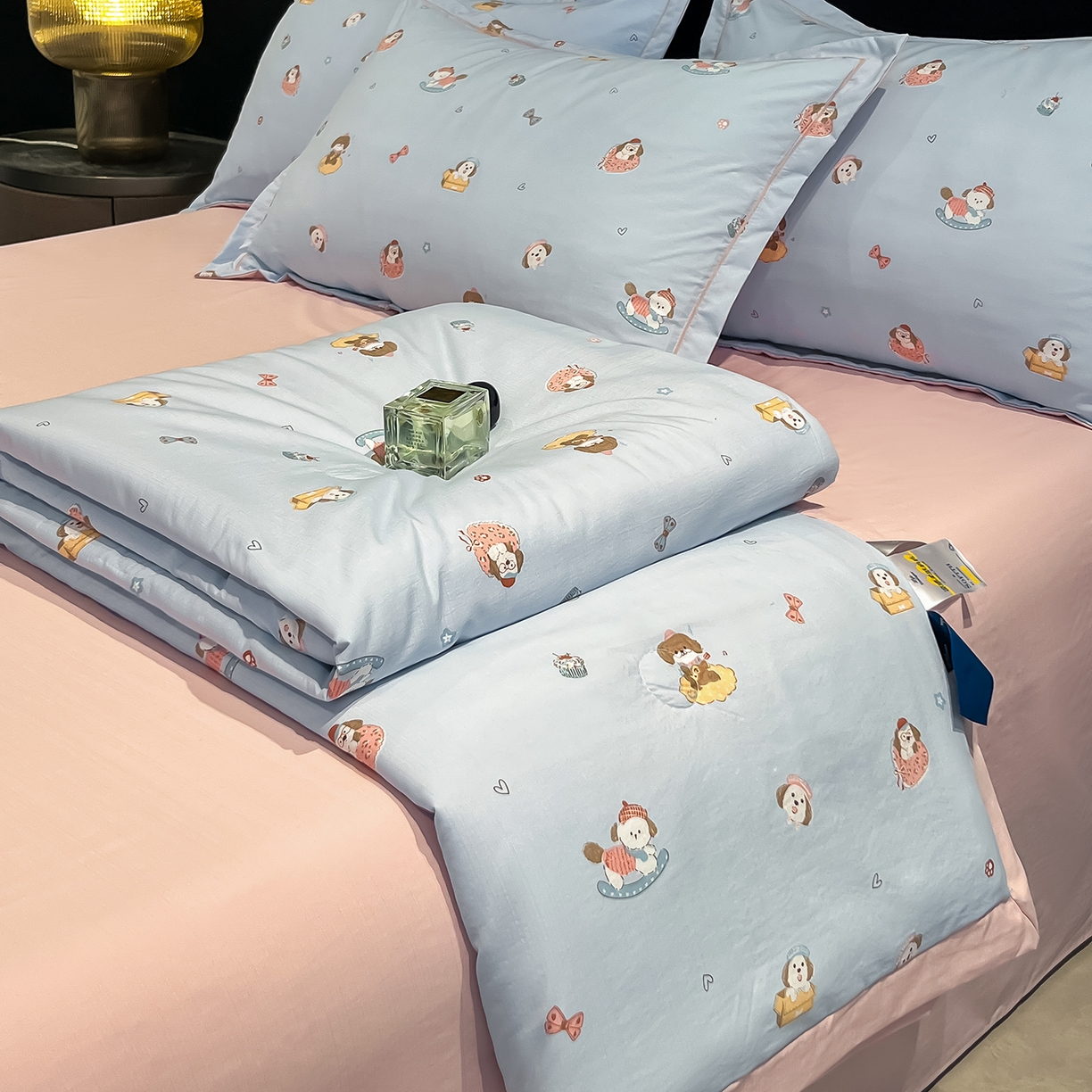 91家纺网 家纺一手货源 找家纺 金梦拉家纺 2026新款凉感天丝竹节纱大宽边一字绣夏被空调被夏凉被四件套 童梦国