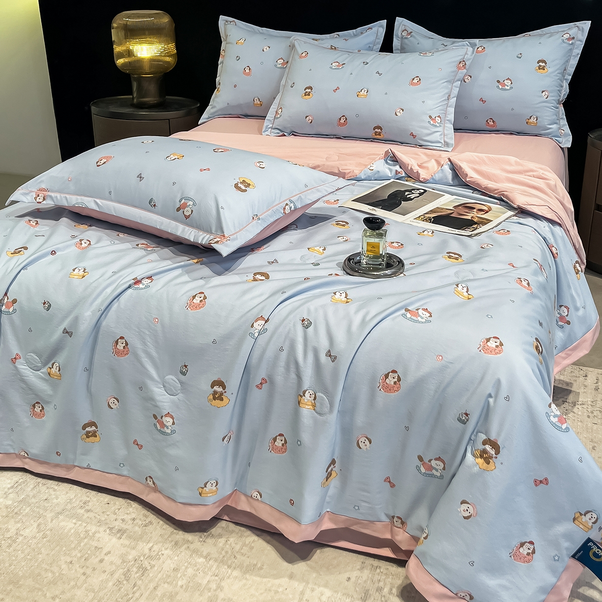 91家纺网 家纺一手货源 找家纺 金梦拉家纺 2026新款凉感天丝竹节纱大宽边一字绣夏被空调被夏凉被四件套 童梦国