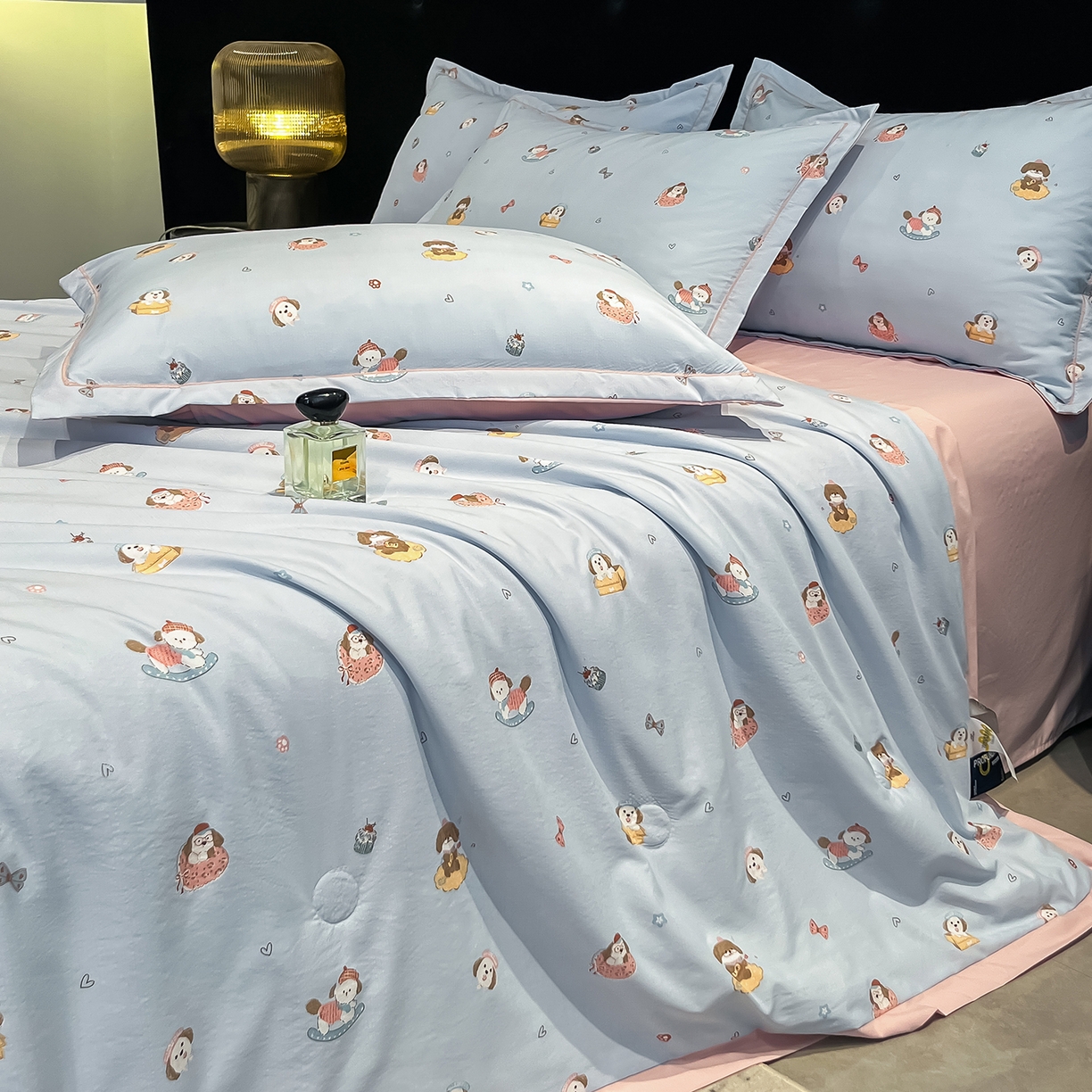 91家纺网 家纺一手货源 找家纺 金梦拉家纺 2026新款凉感天丝竹节纱大宽边一字绣夏被空调被夏凉被四件套 童梦国