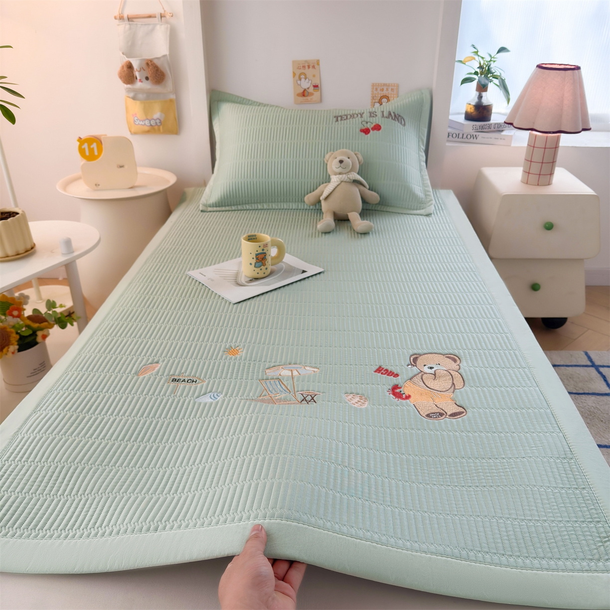 91家纺网 家纺一手货源 找家纺 耐思家纺 2026新款A类高端刺绣pe乙纶豆豆凉席泰迪爱兰系列正版授权（提供买家秀） 青屿熊语-绿
