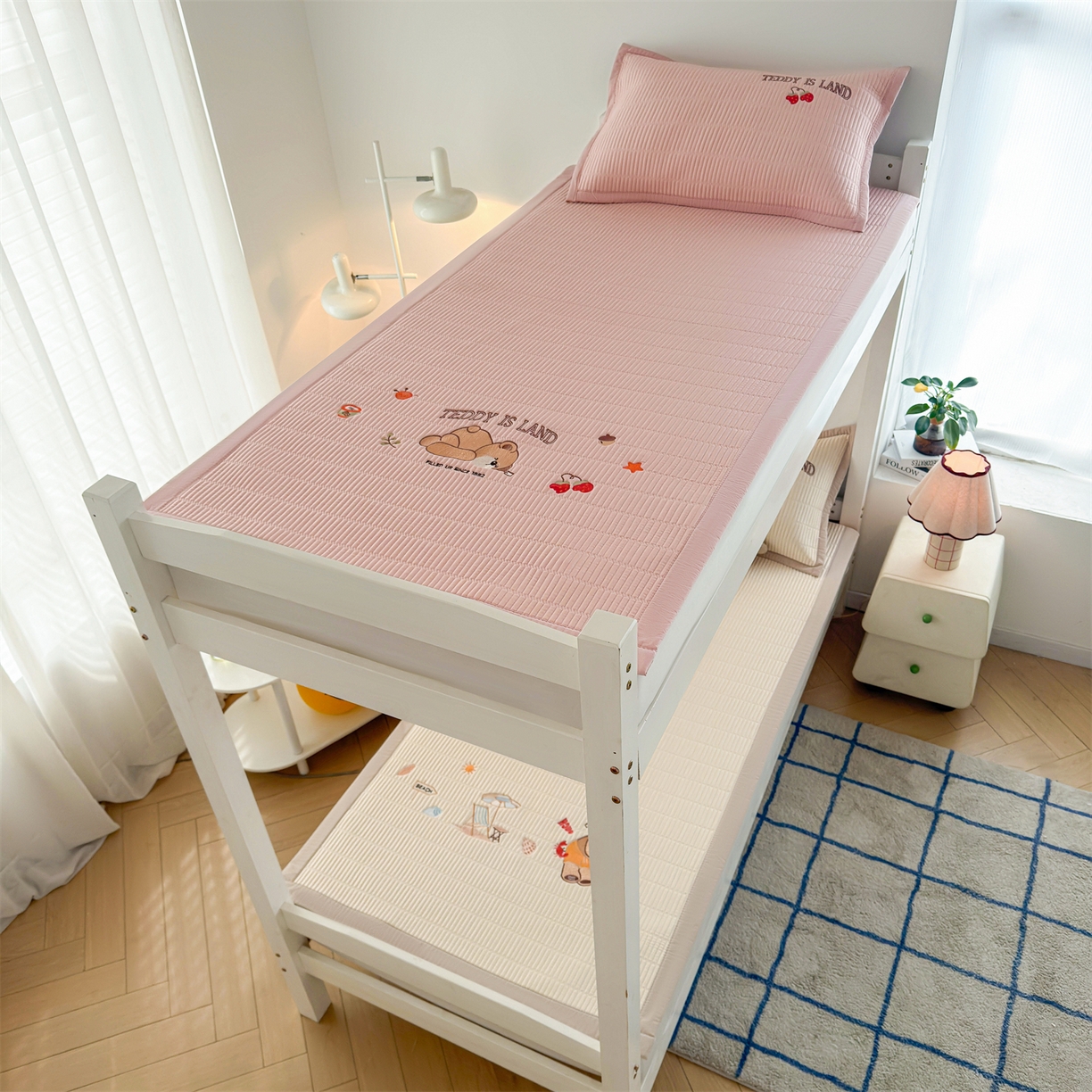 91家纺网 家纺一手货源 找家纺 （总）耐思家纺 2026新款A类高端刺绣pe乙纶豆豆凉席泰迪爱兰系列正版授权（提供买家秀）