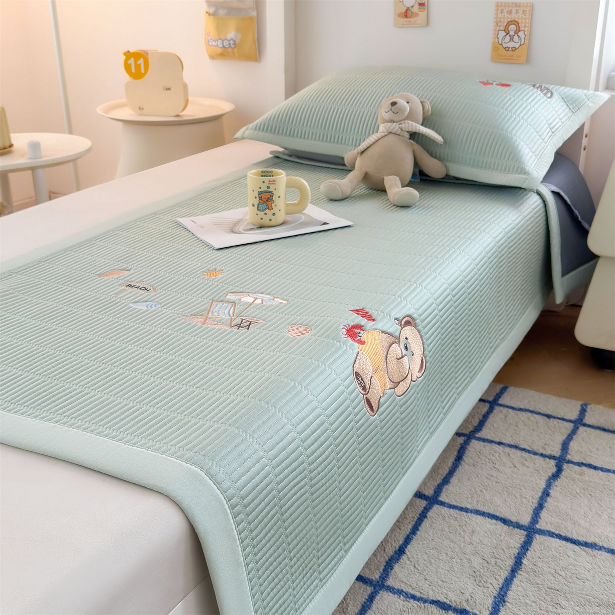 91家纺网 家纺一手货源 找家纺 耐思家纺 2026新款A类高端刺绣pe乙纶豆豆凉席泰迪爱兰系列正版授权（提供买家秀） 青屿熊语-绿