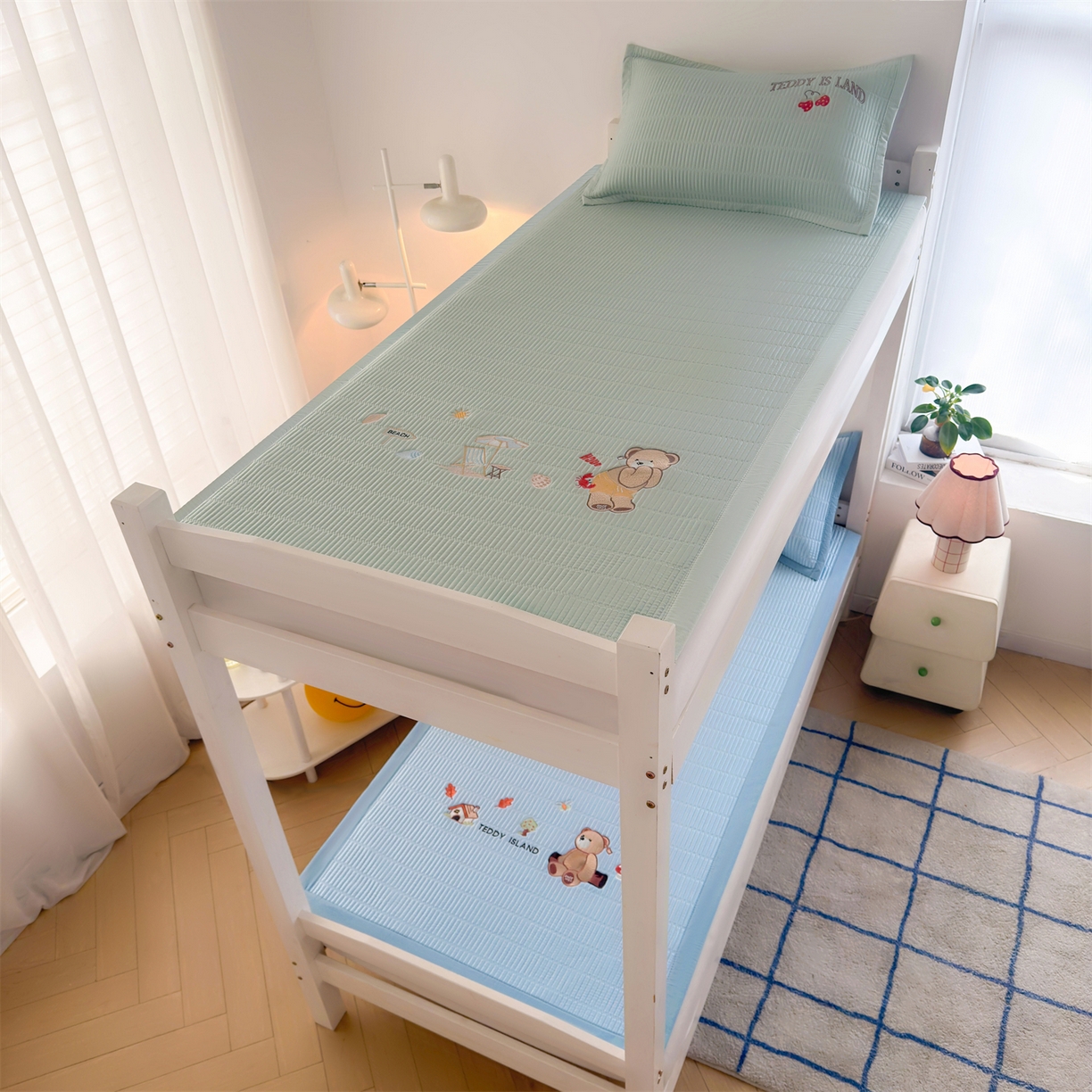 91家纺网 家纺一手货源 找家纺 耐思家纺 2026新款A类高端刺绣pe乙纶豆豆凉席泰迪爱兰系列正版授权（提供买家秀） 青屿熊语-绿