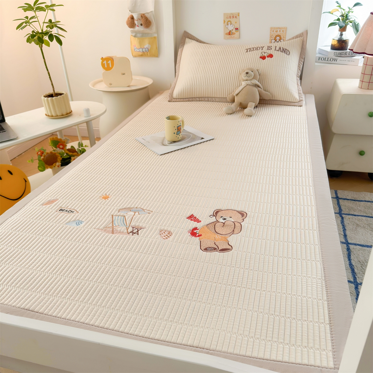 91家纺网 家纺一手货源 找家纺 耐思家纺 2026新款A类高端刺绣pe乙纶豆豆凉席泰迪爱兰系列正版授权（提供买家秀） 青屿熊语-米白