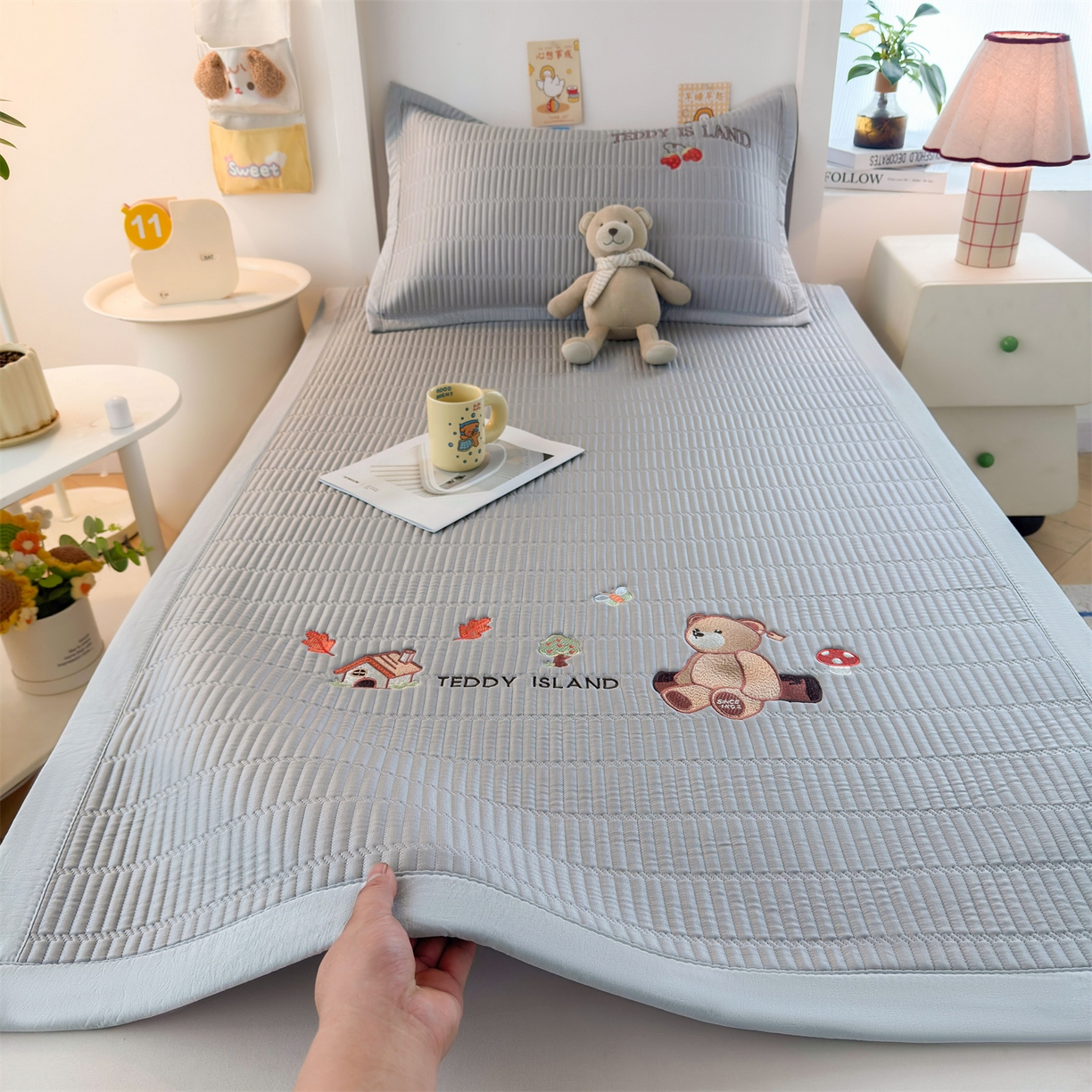 91家纺网 家纺一手货源 找家纺 耐思家纺 2026新款A类高端刺绣pe乙纶豆豆凉席泰迪爱兰系列正版授权（提供买家秀） 蓝屿泰迪-灰