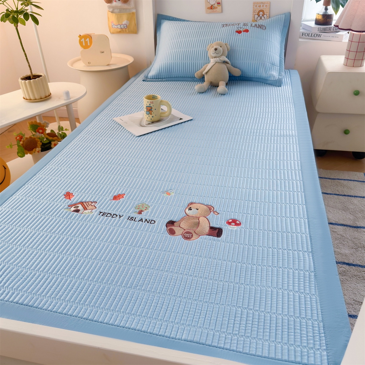 91家纺网 家纺一手货源 找家纺 耐思家纺 2026新款A类高端刺绣pe乙纶豆豆凉席泰迪爱兰系列正版授权（提供买家秀） 蓝屿泰迪-蓝