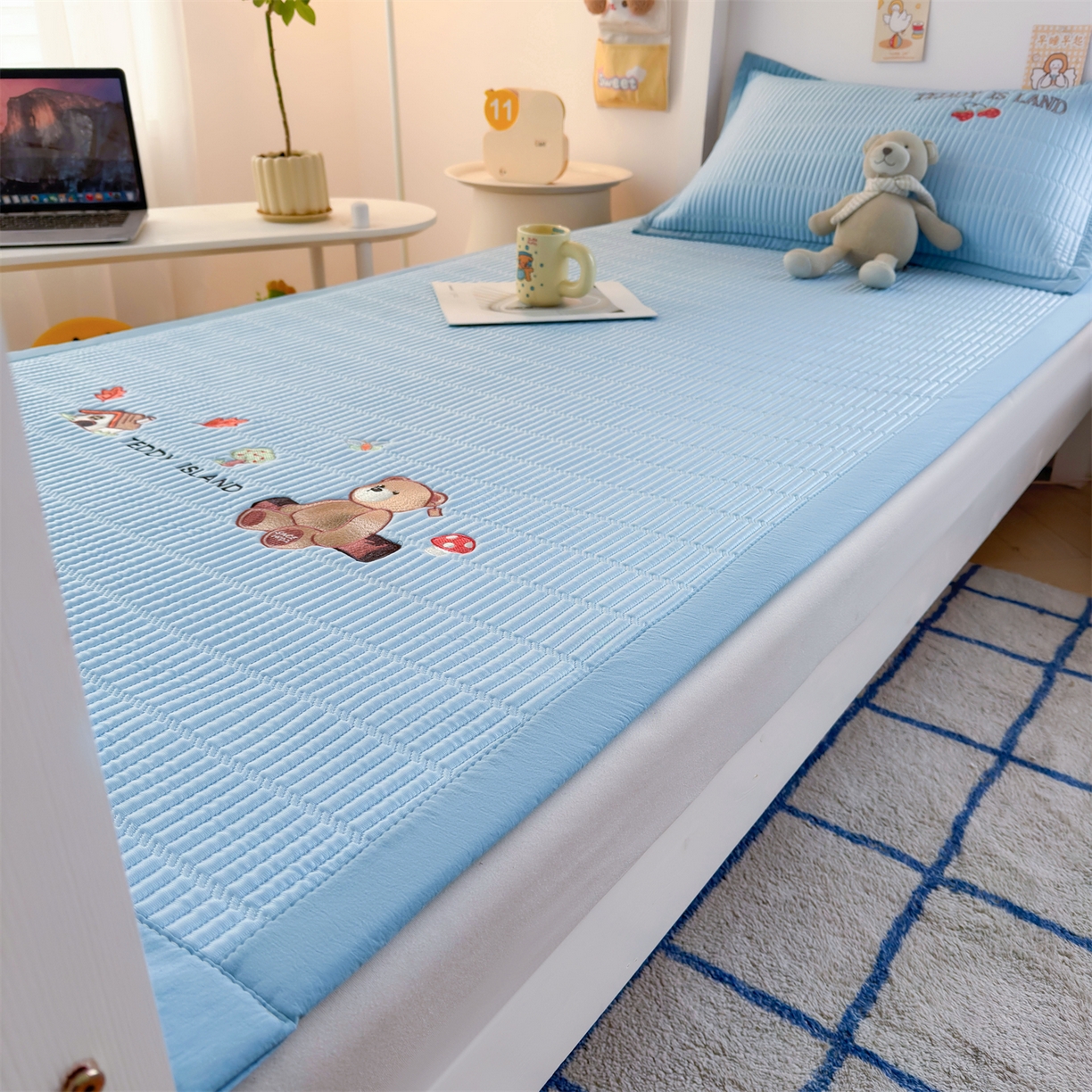 91家纺网 家纺一手货源 找家纺 耐思家纺 2026新款A类高端刺绣pe乙纶豆豆凉席泰迪爱兰系列正版授权（提供买家秀） 蓝屿泰迪-蓝