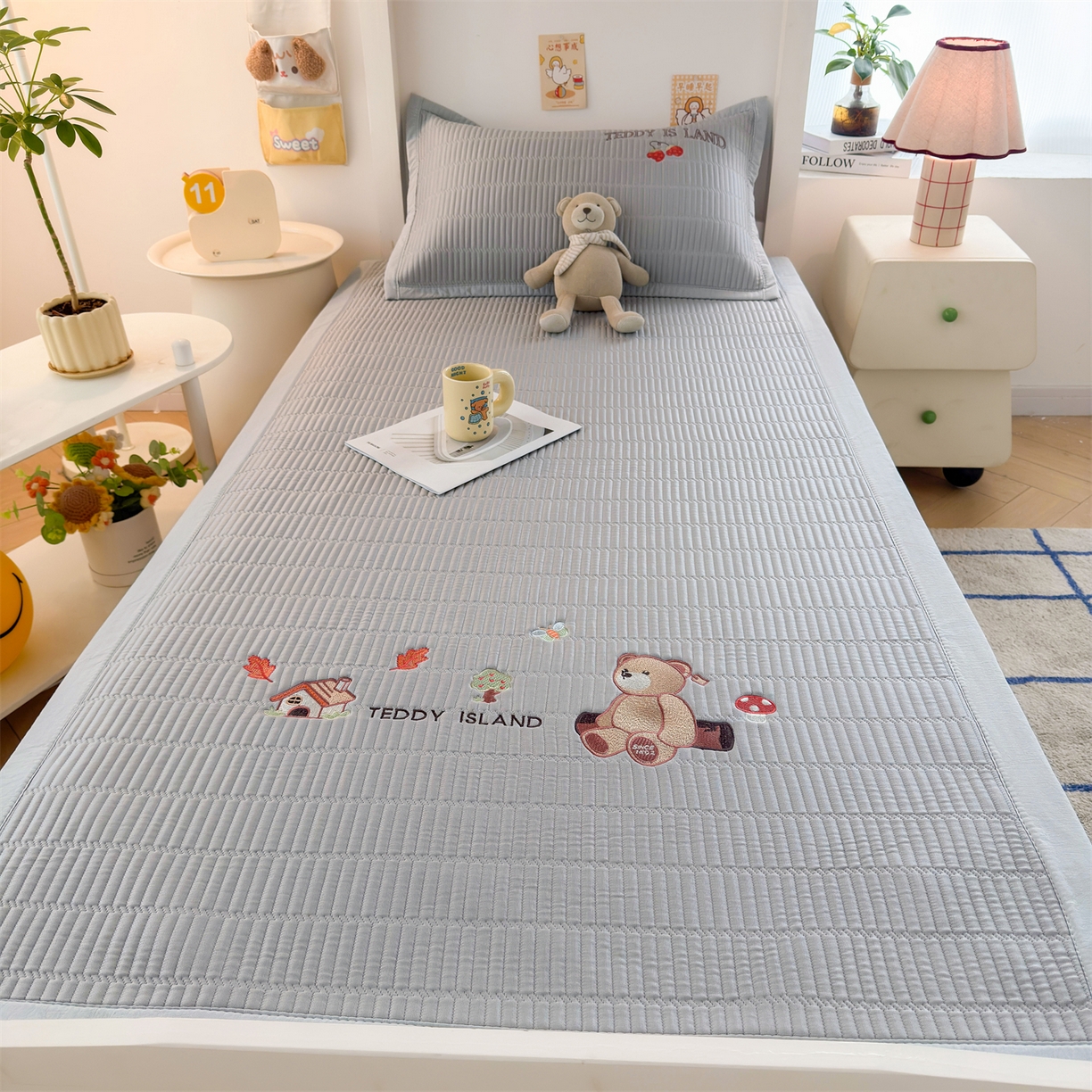 91家纺网 家纺一手货源 找家纺 耐思家纺 2026新款A类高端刺绣pe乙纶豆豆凉席泰迪爱兰系列正版授权（提供买家秀） 蓝屿泰迪-灰