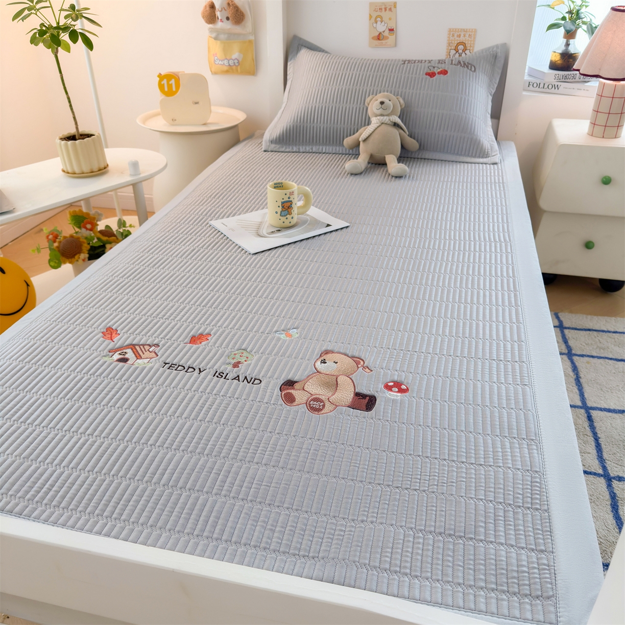 91家纺网 家纺一手货源 找家纺 耐思家纺 2026新款A类高端刺绣pe乙纶豆豆凉席泰迪爱兰系列正版授权（提供买家秀） 蓝屿泰迪-灰