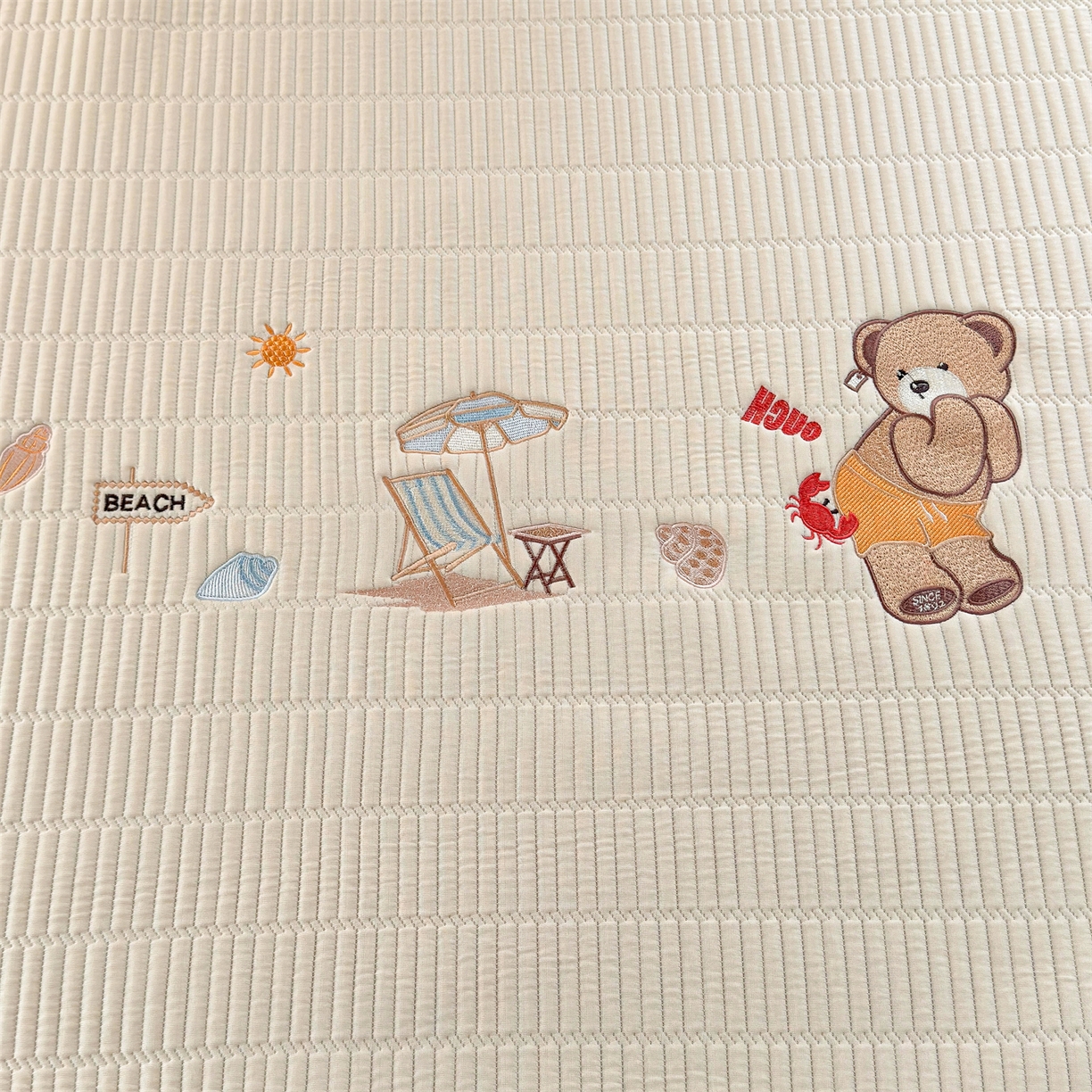 91家纺网 家纺一手货源 找家纺 耐思家纺 2026新款A类高端刺绣pe乙纶豆豆凉席泰迪爱兰系列正版授权（提供买家秀） 青屿熊语-米白