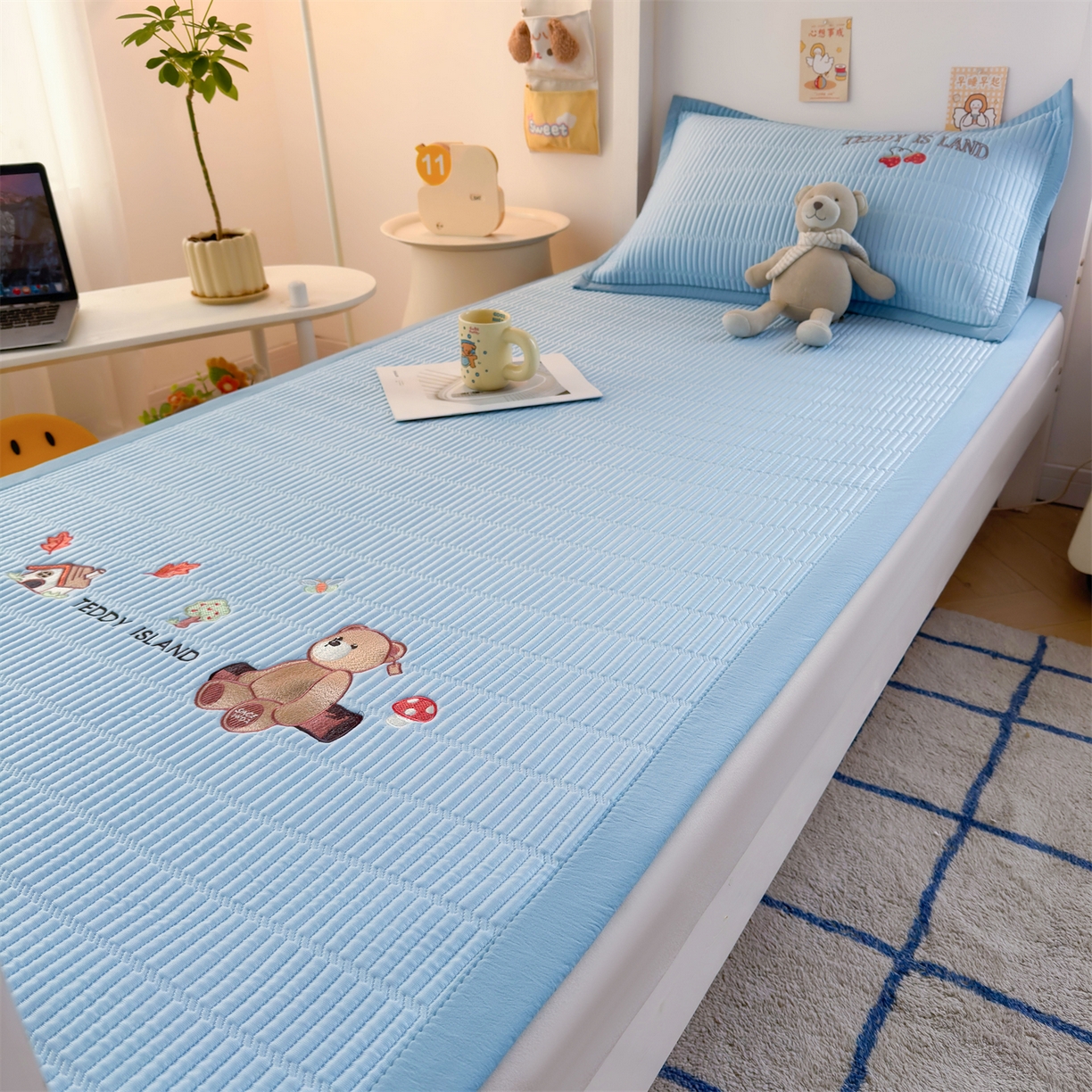 91家纺网 家纺一手货源 找家纺 耐思家纺 2026新款A类高端刺绣pe乙纶豆豆凉席泰迪爱兰系列正版授权（提供买家秀） 蓝屿泰迪-蓝