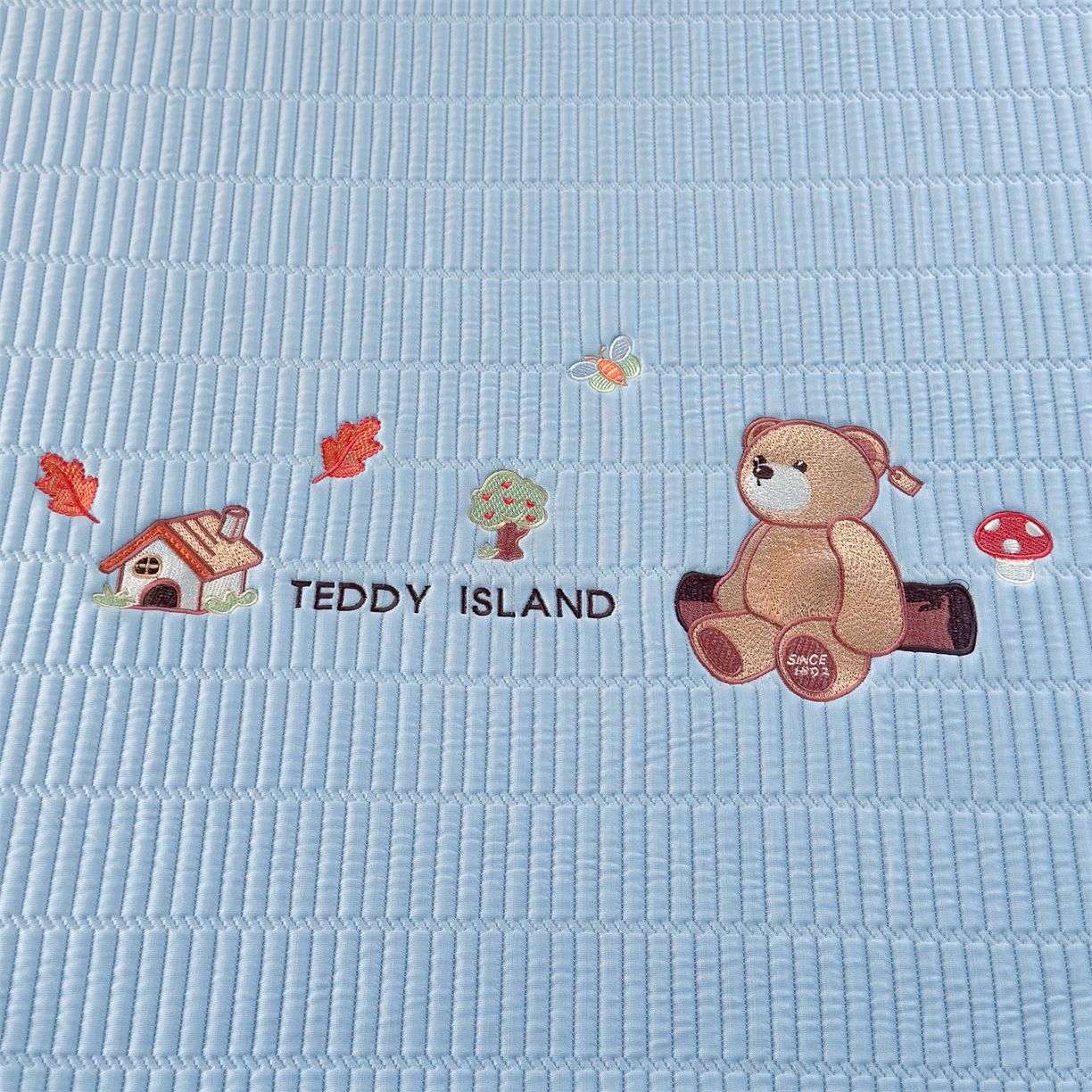 91家纺网 家纺一手货源 找家纺 耐思家纺 2026新款A类高端刺绣pe乙纶豆豆凉席泰迪爱兰系列正版授权（提供买家秀） 蓝屿泰迪-蓝