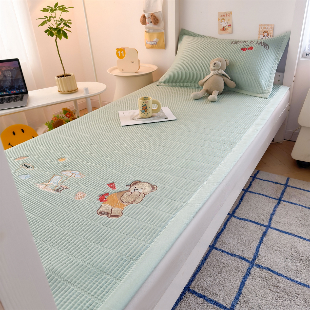 91家纺网 家纺一手货源 找家纺 耐思家纺 2026新款A类高端刺绣pe乙纶豆豆凉席泰迪爱兰系列正版授权（提供买家秀） 青屿熊语-绿