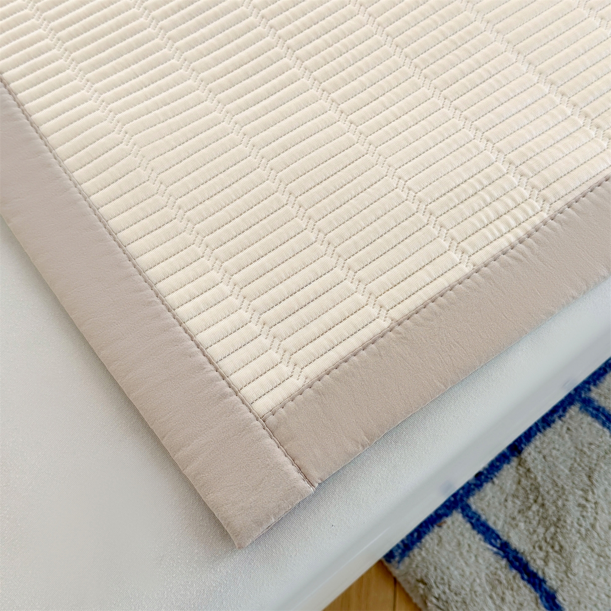 91家纺网 家纺一手货源 找家纺 耐思家纺 2026新款A类高端刺绣pe乙纶豆豆凉席泰迪爱兰系列正版授权（提供买家秀） 青屿熊语-米白