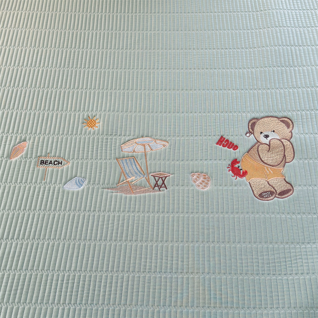 91家纺网 家纺一手货源 找家纺 耐思家纺 2026新款A类高端刺绣pe乙纶豆豆凉席泰迪爱兰系列正版授权（提供买家秀） 青屿熊语-绿