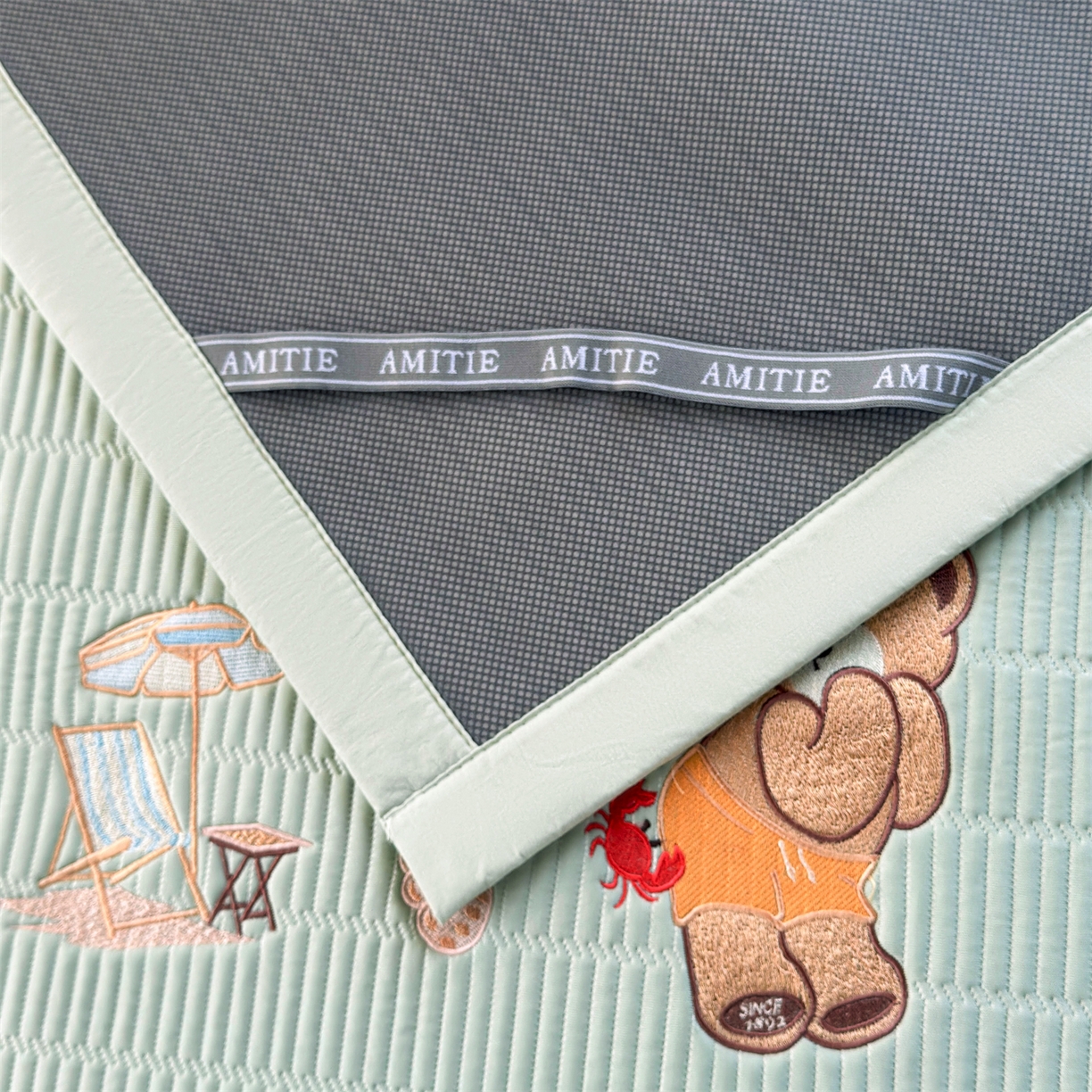 91家纺网 家纺一手货源 找家纺 耐思家纺 2026新款A类高端刺绣pe乙纶豆豆凉席泰迪爱兰系列正版授权（提供买家秀） 青屿熊语-绿