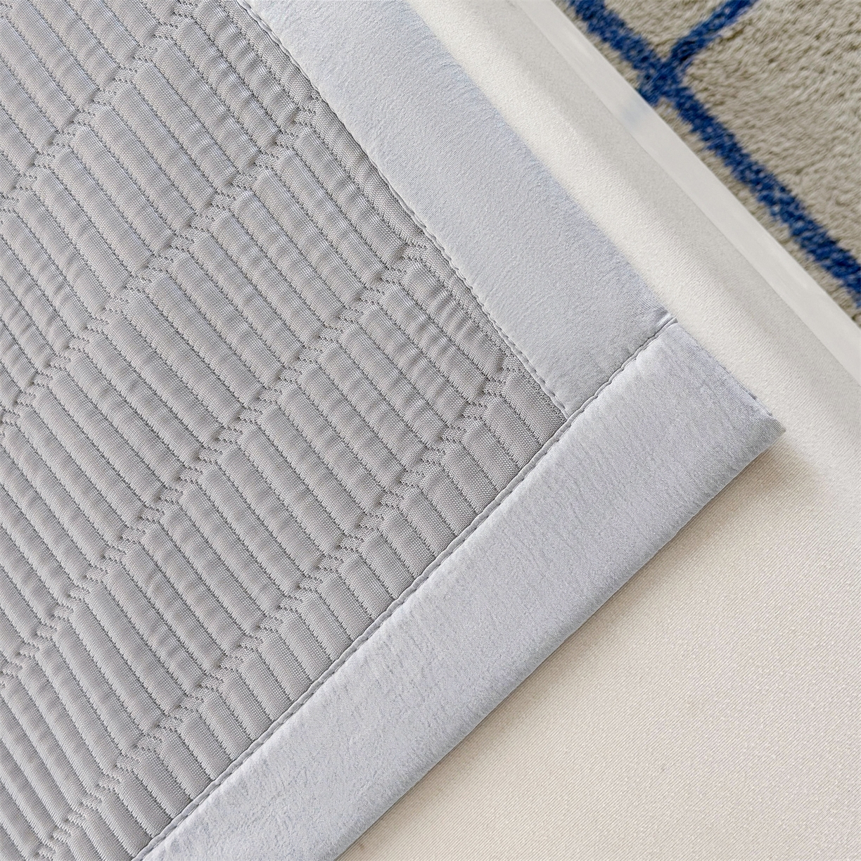 91家纺网 家纺一手货源 找家纺 耐思家纺 2026新款A类高端刺绣pe乙纶豆豆凉席泰迪爱兰系列正版授权（提供买家秀） 蓝屿泰迪-灰