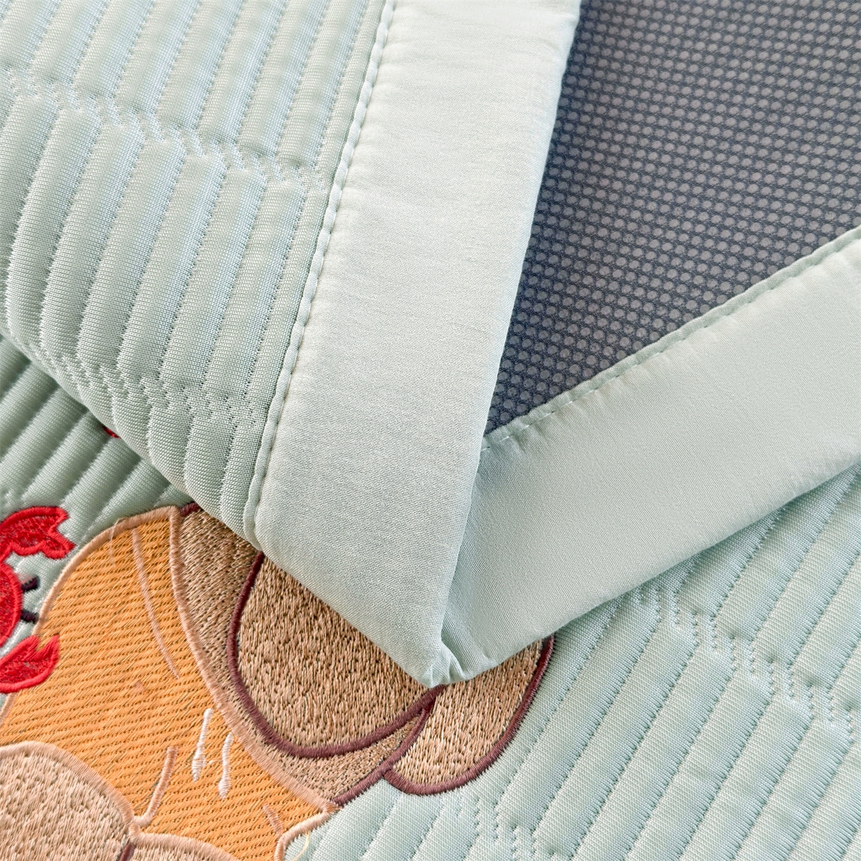 91家纺网 家纺一手货源 找家纺 耐思家纺 2026新款A类高端刺绣pe乙纶豆豆凉席泰迪爱兰系列正版授权（提供买家秀） 青屿熊语-绿