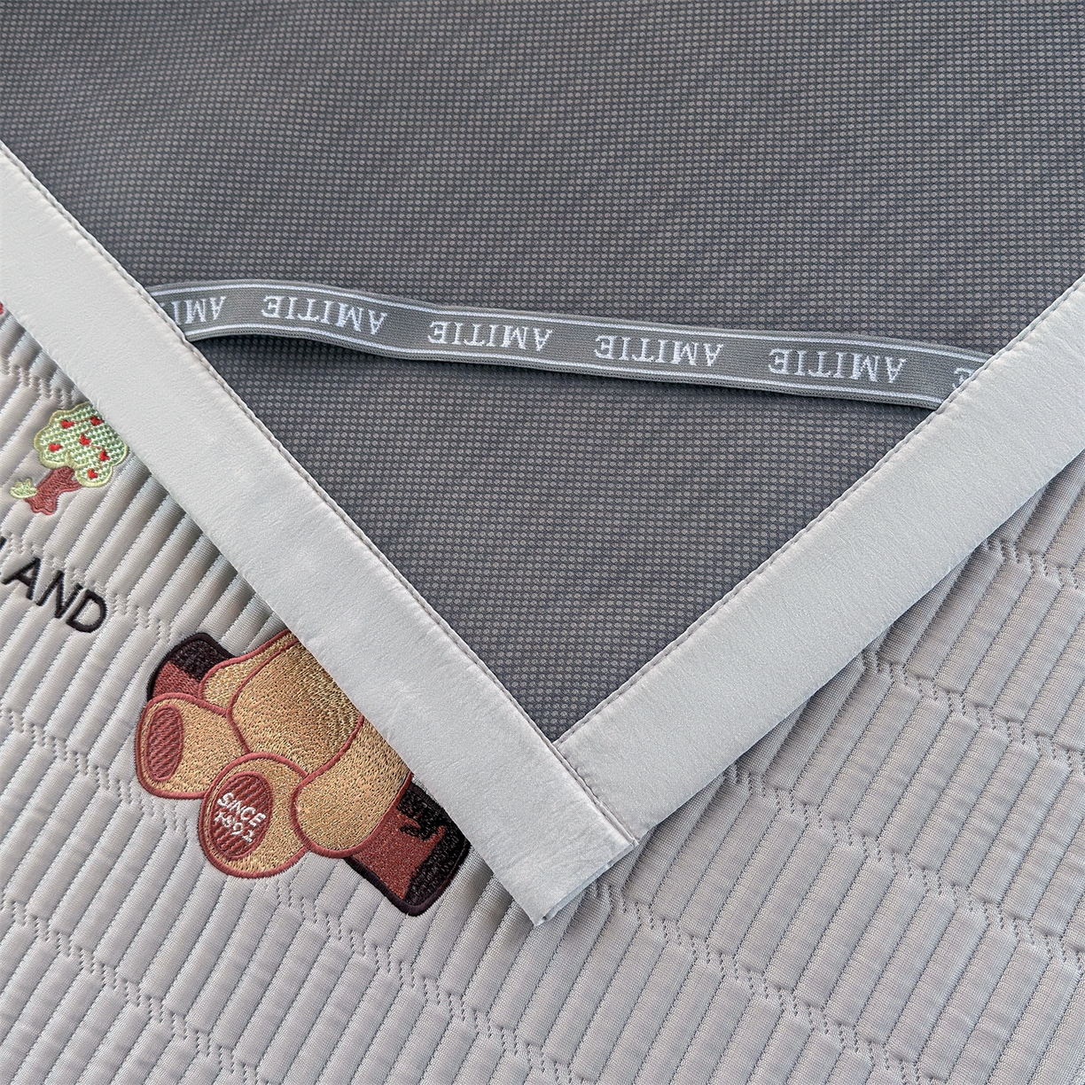 91家纺网 家纺一手货源 找家纺 耐思家纺 2026新款A类高端刺绣pe乙纶豆豆凉席泰迪爱兰系列正版授权（提供买家秀） 蓝屿泰迪-灰