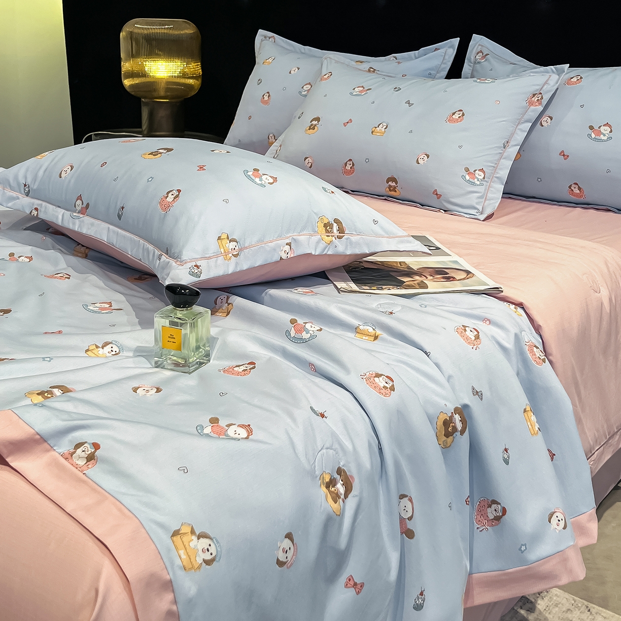 91家纺网 家纺一手货源 找家纺 金梦拉家纺 2026新款凉感天丝竹节纱大宽边一字绣夏被空调被夏凉被四件套 童梦国