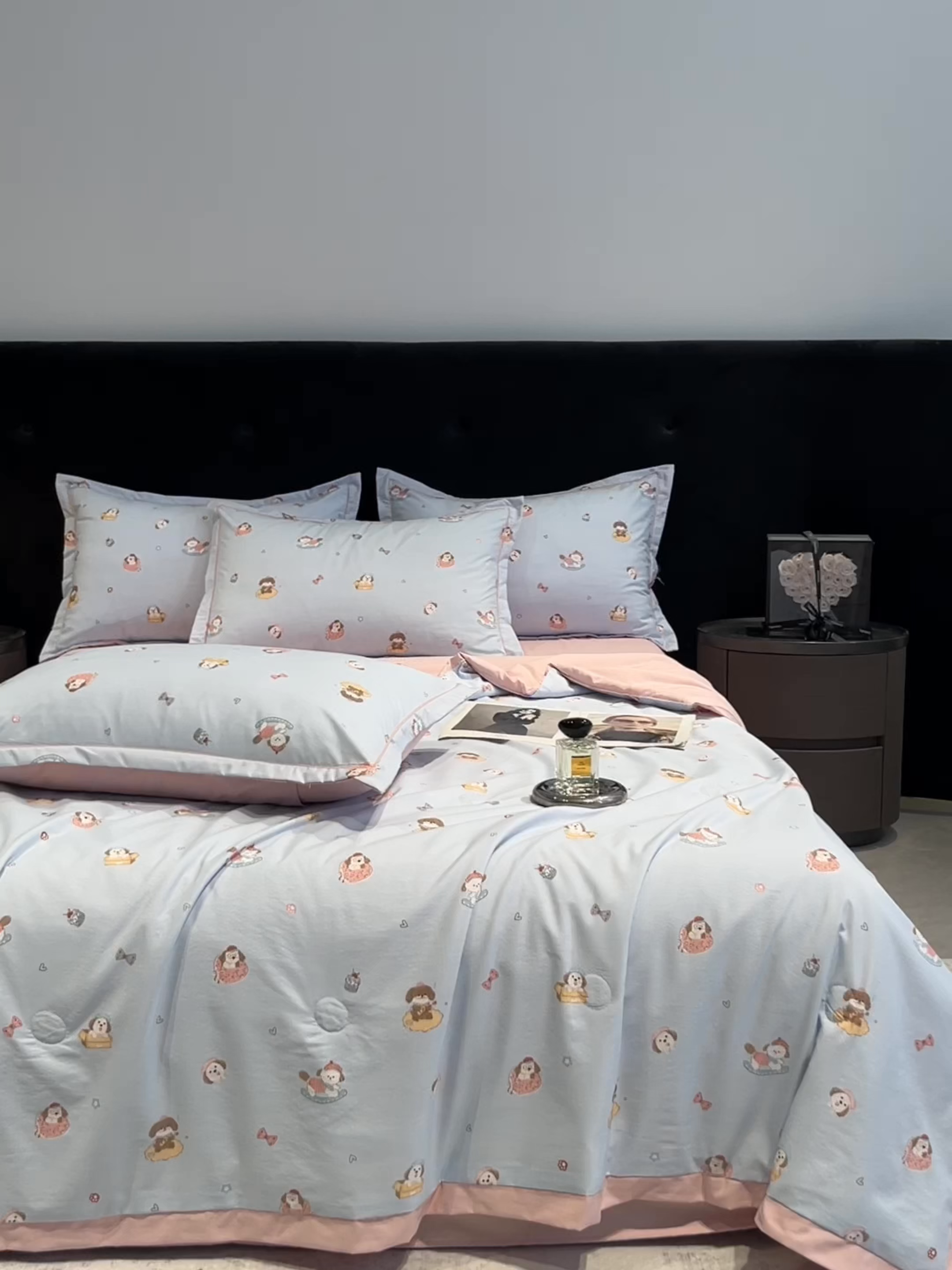 91家纺网 家纺一手货源 找家纺 金梦拉家纺 2026新款凉感天丝竹节纱大宽边一字绣夏被空调被夏凉被四件套 童梦国