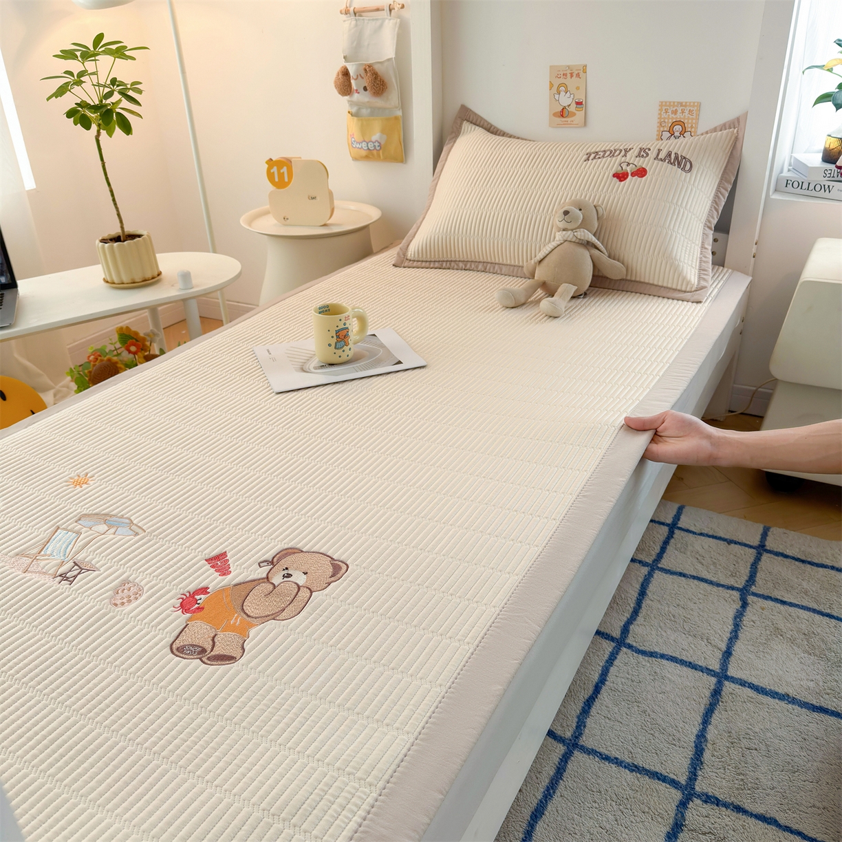 91家纺网 家纺一手货源 找家纺 耐思家纺 2026新款A类高端刺绣pe乙纶豆豆凉席泰迪爱兰系列正版授权（提供买家秀） 青屿熊语-米白