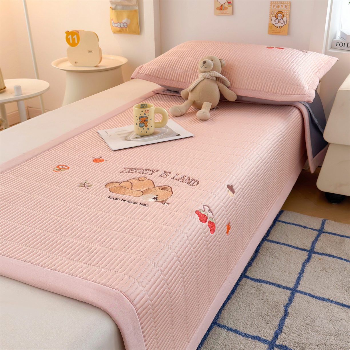 91家纺网 家纺一手货源 找家纺 耐思家纺 2026新款A类高端刺绣pe乙纶豆豆凉席泰迪爱兰系列正版授权（提供买家秀） 粉莓熊眠-粉