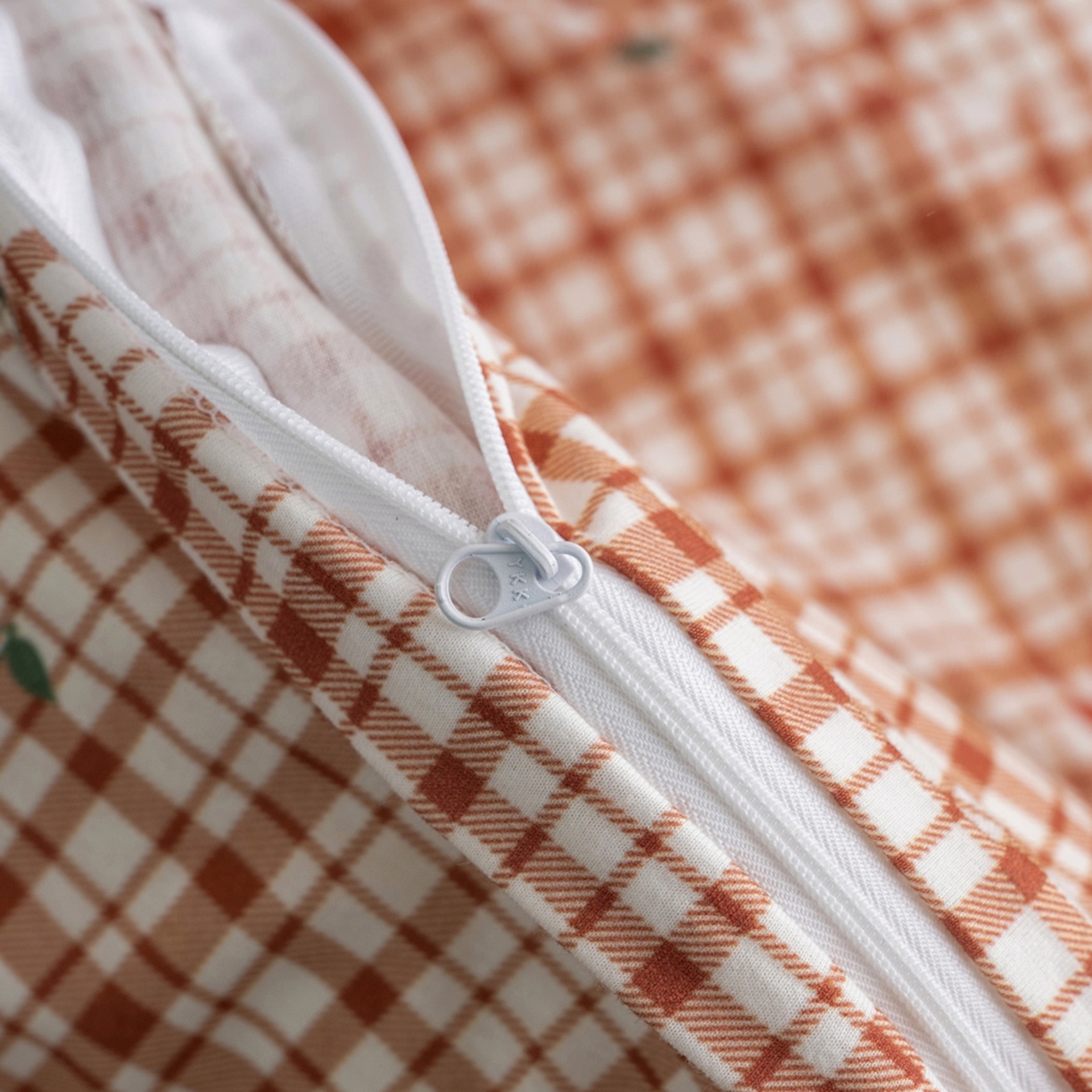 91家纺网 家纺一手货源 找家纺 梦可莱家居 2026春夏新款全棉纯棉针织棉印花小清新可爱Ins风四件套 格子樱桃