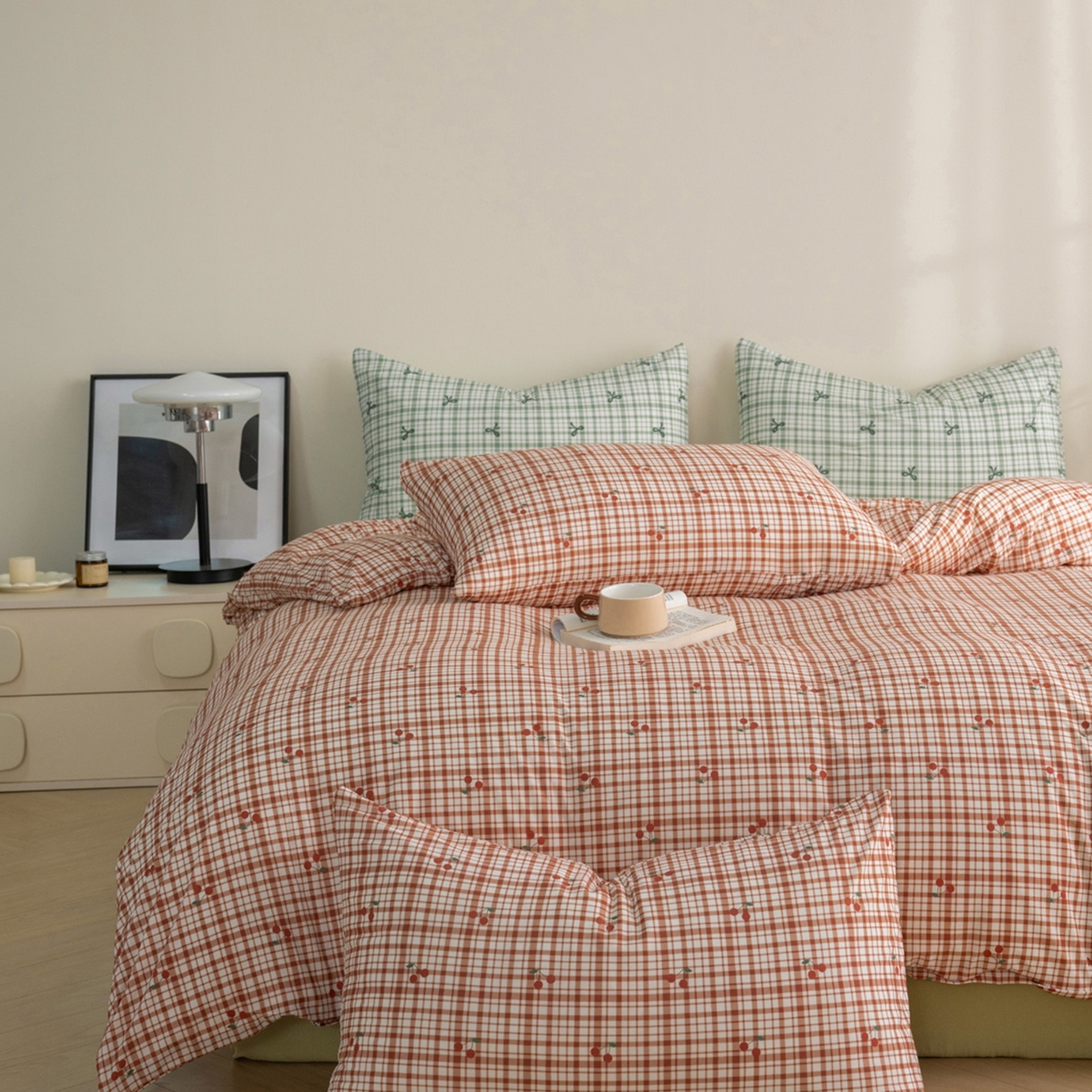 91家纺网 家纺一手货源 找家纺 梦可莱家居 2026春夏新款全棉纯棉针织棉印花小清新可爱Ins风四件套 格子樱桃